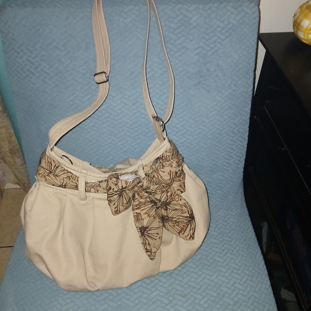 Chic Tan Shoulder Bag with Floral Bow